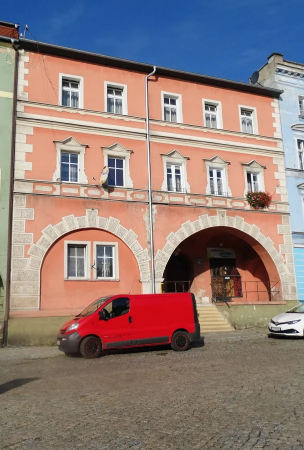 Remont elewacji kamienicy w Mieroszowskim rynku