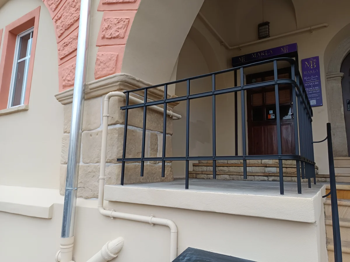 Remont elewacji kamienicy w Mieroszowskim rynku